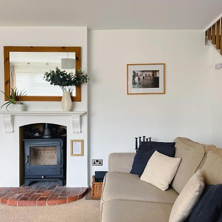 Bright & Cosy - Jacuzzi - Log Burner - King Beds Villa Tangmere Екстериор снимка