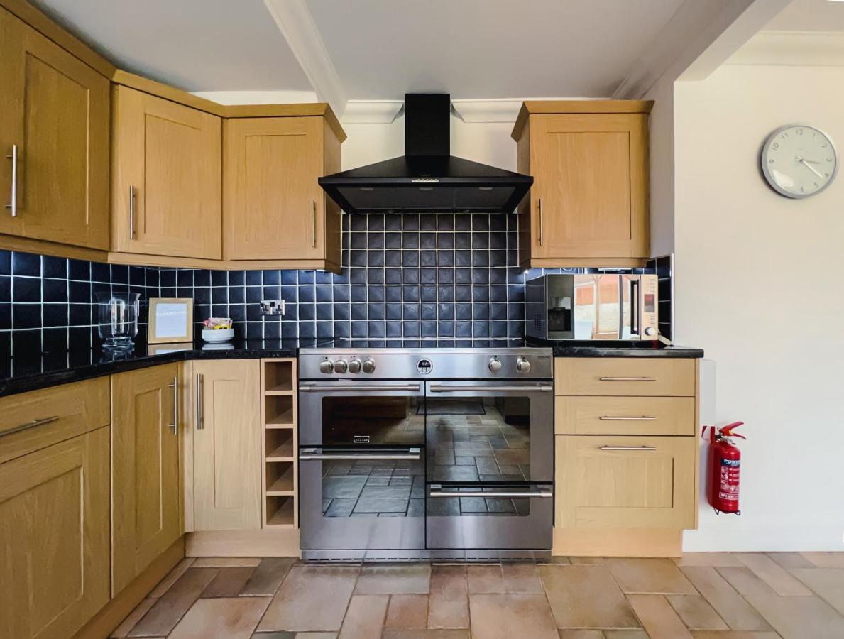Bright & Cosy - Jacuzzi - Log Burner - King Beds Villa Tangmere Екстериор снимка