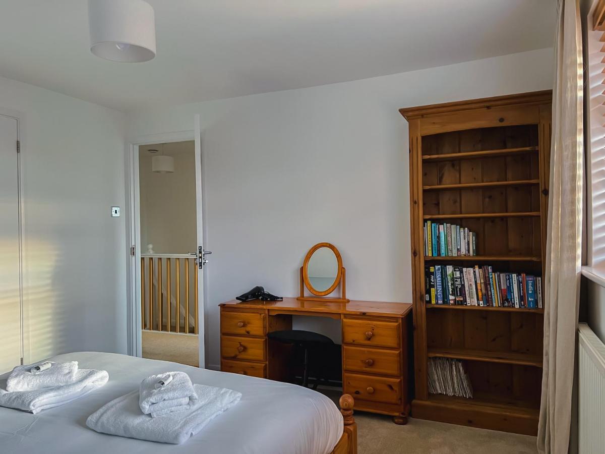 Bright & Cosy - Jacuzzi - Log Burner - King Beds Villa Tangmere Екстериор снимка