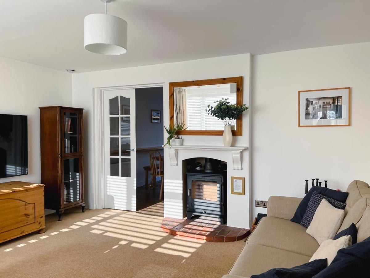 Bright & Cosy - Jacuzzi - Log Burner - King Beds Villa Tangmere Екстериор снимка