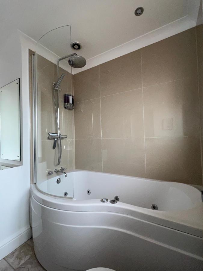 Bright & Cosy - Jacuzzi - Log Burner - King Beds Villa Tangmere Екстериор снимка