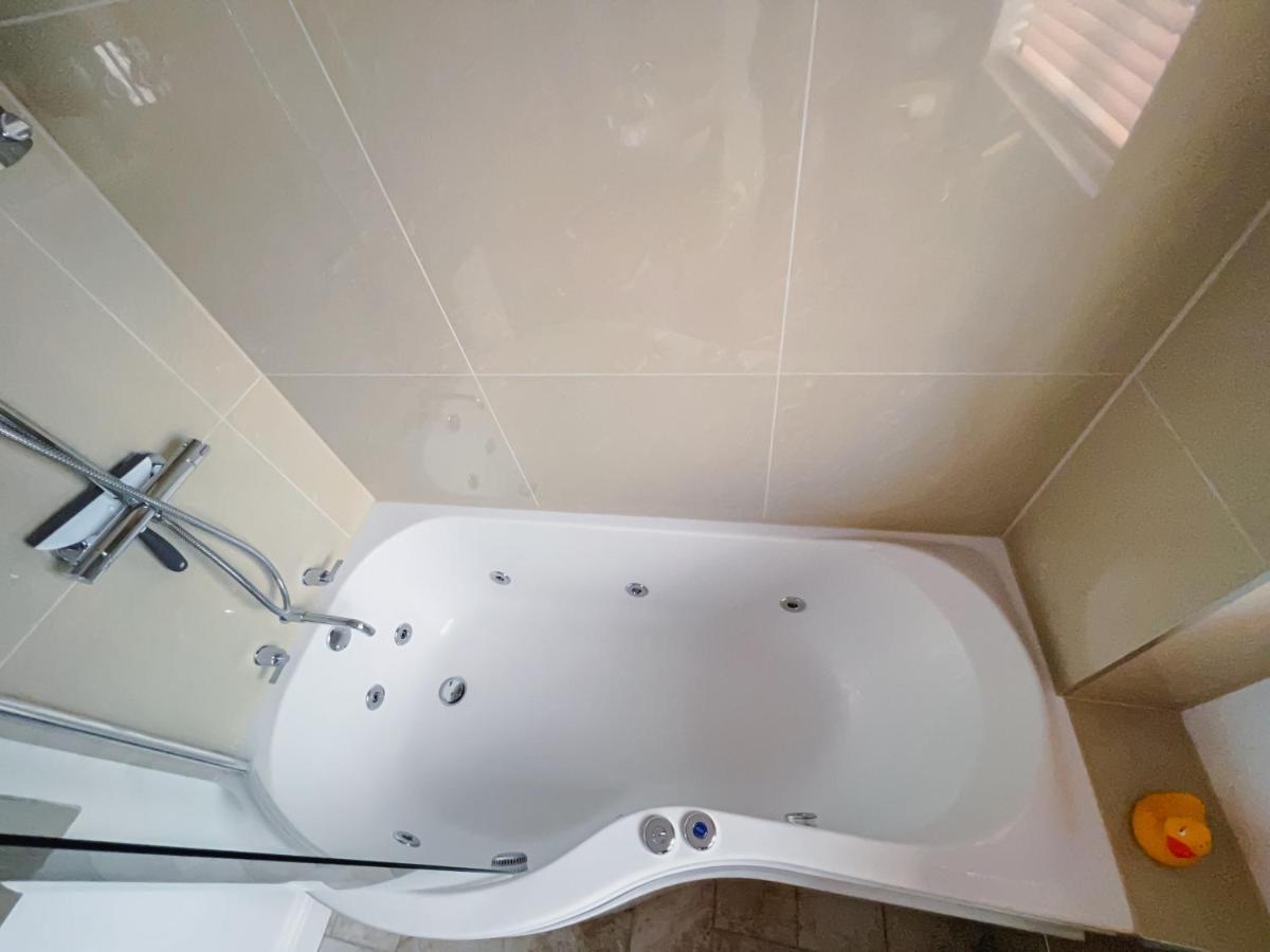 Bright & Cosy - Jacuzzi - Log Burner - King Beds Villa Tangmere Екстериор снимка