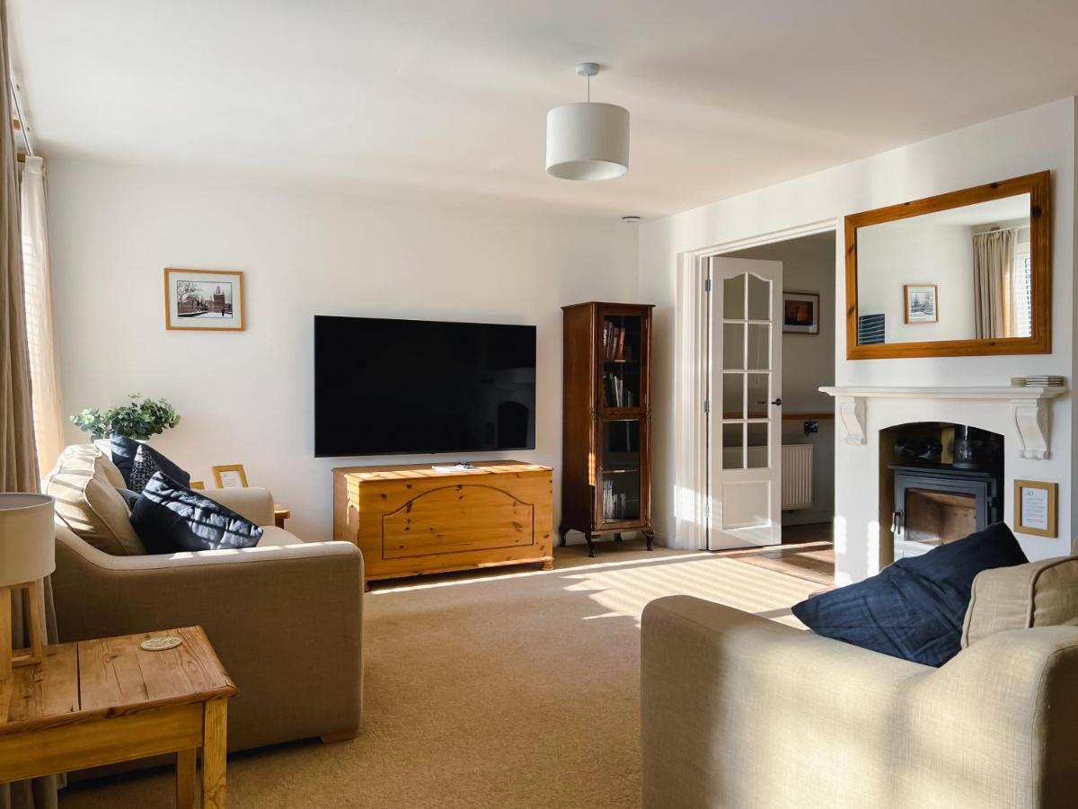 Bright & Cosy - Jacuzzi - Log Burner - King Beds Villa Tangmere Екстериор снимка
