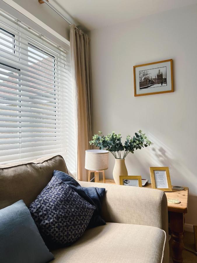 Bright & Cosy - Jacuzzi - Log Burner - King Beds Villa Tangmere Екстериор снимка