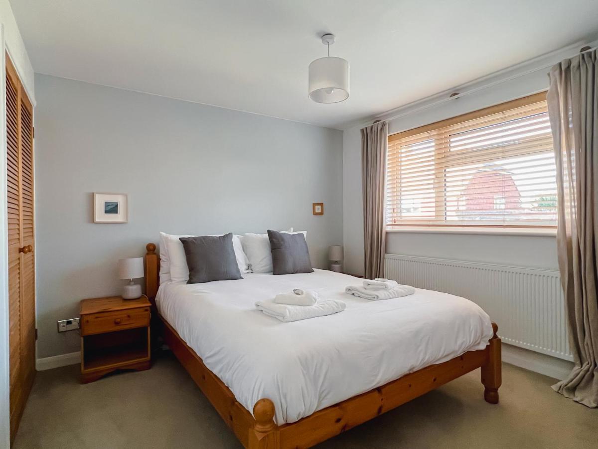 Bright & Cosy - Jacuzzi - Log Burner - King Beds Villa Tangmere Екстериор снимка
