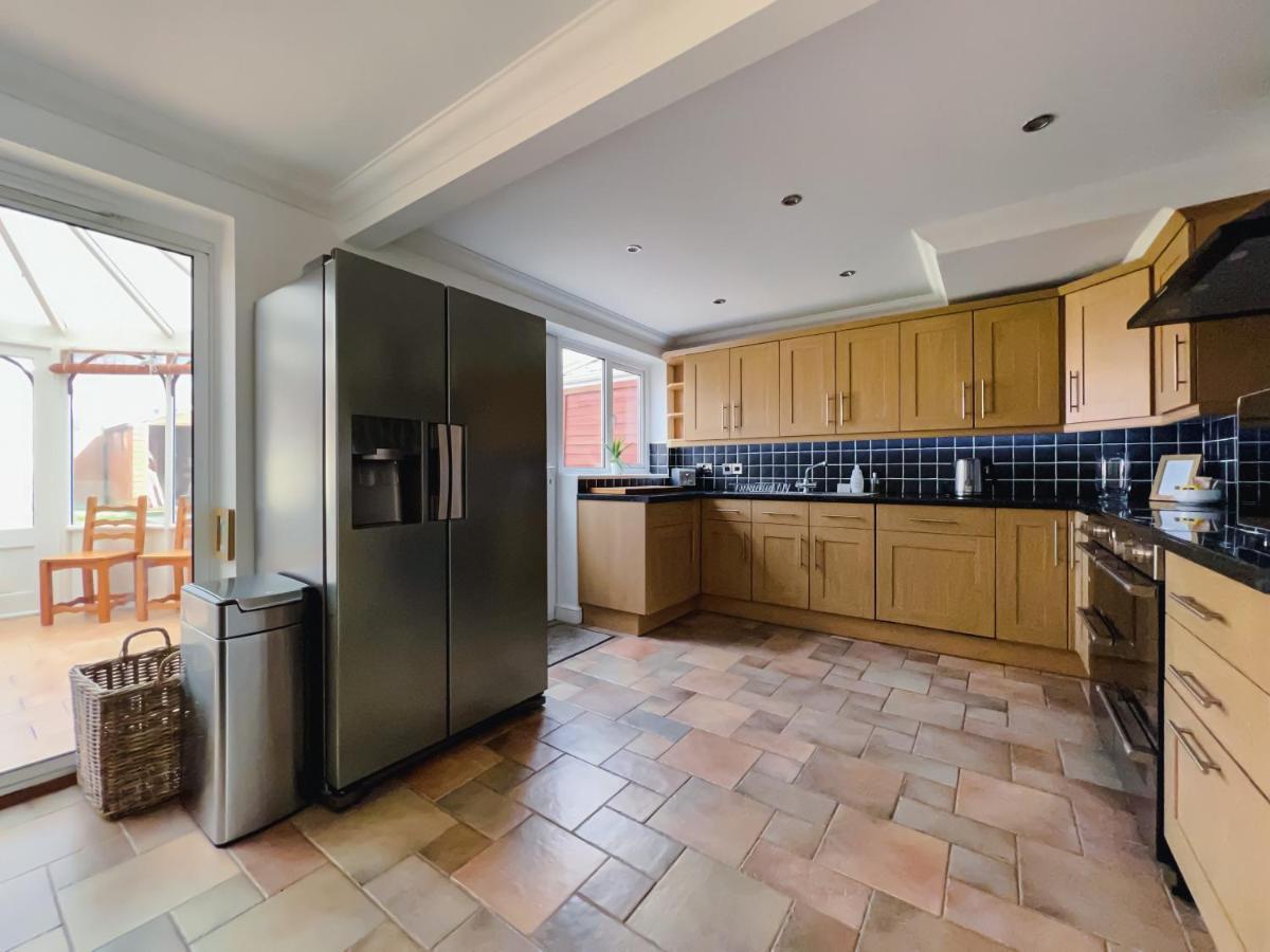 Bright & Cosy - Jacuzzi - Log Burner - King Beds Villa Tangmere Екстериор снимка