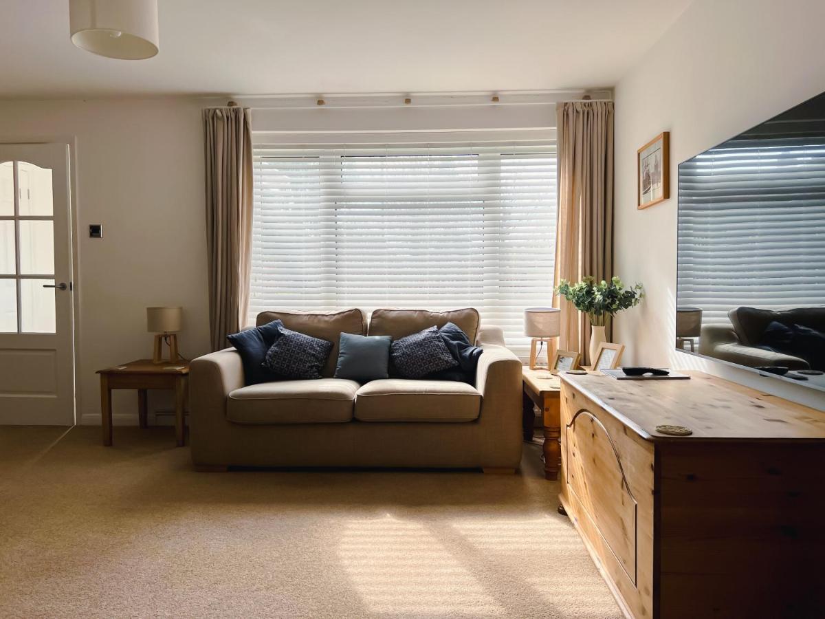 Bright & Cosy - Jacuzzi - Log Burner - King Beds Villa Tangmere Екстериор снимка