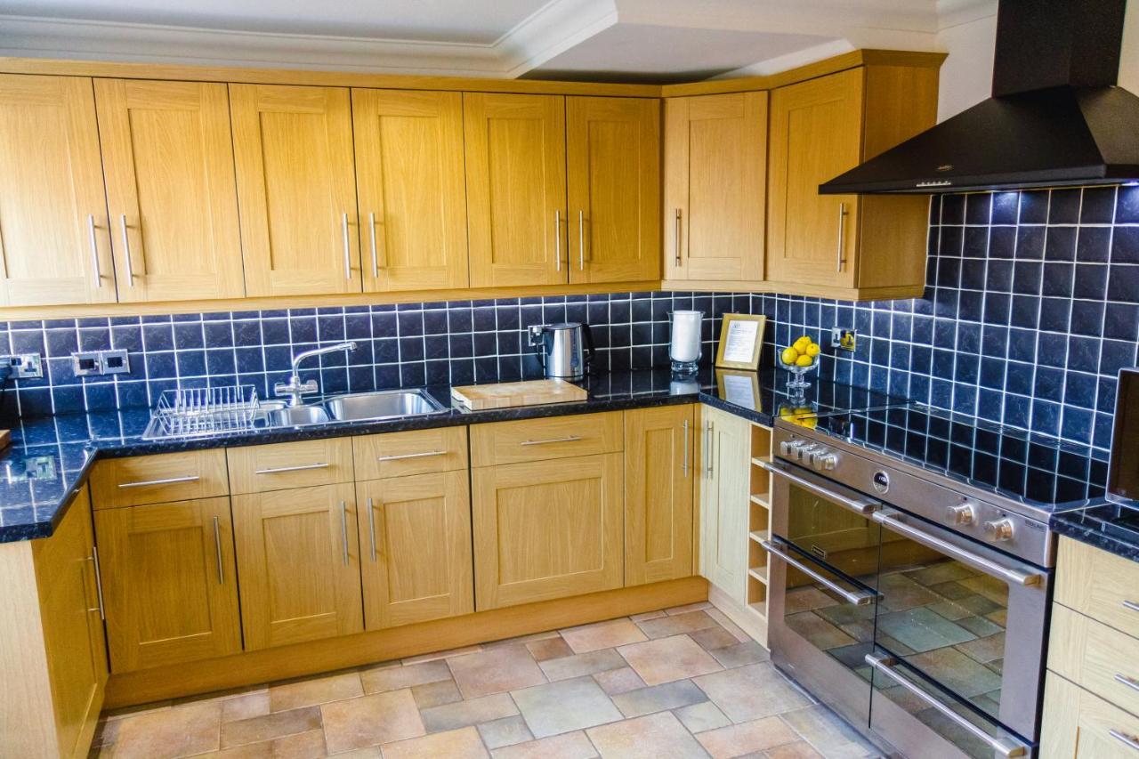 Bright & Cosy - Jacuzzi - Log Burner - King Beds Villa Tangmere Екстериор снимка