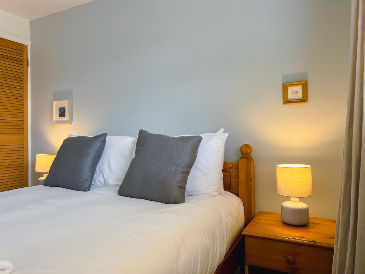 Bright & Cosy - Jacuzzi - Log Burner - King Beds Villa Tangmere Екстериор снимка