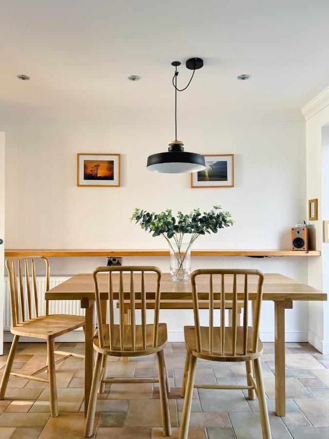 Bright & Cosy - Jacuzzi - Log Burner - King Beds Villa Tangmere Екстериор снимка