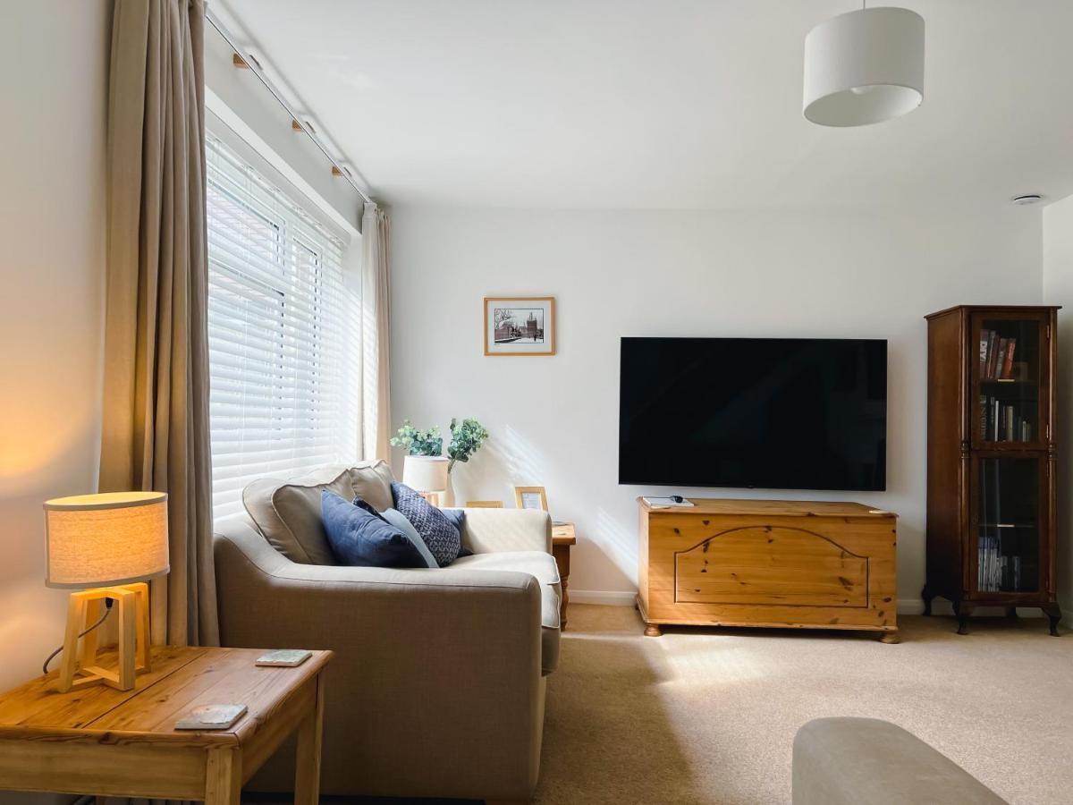 Bright & Cosy - Jacuzzi - Log Burner - King Beds Villa Tangmere Екстериор снимка