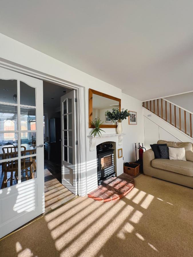 Bright & Cosy - Jacuzzi - Log Burner - King Beds Villa Tangmere Екстериор снимка